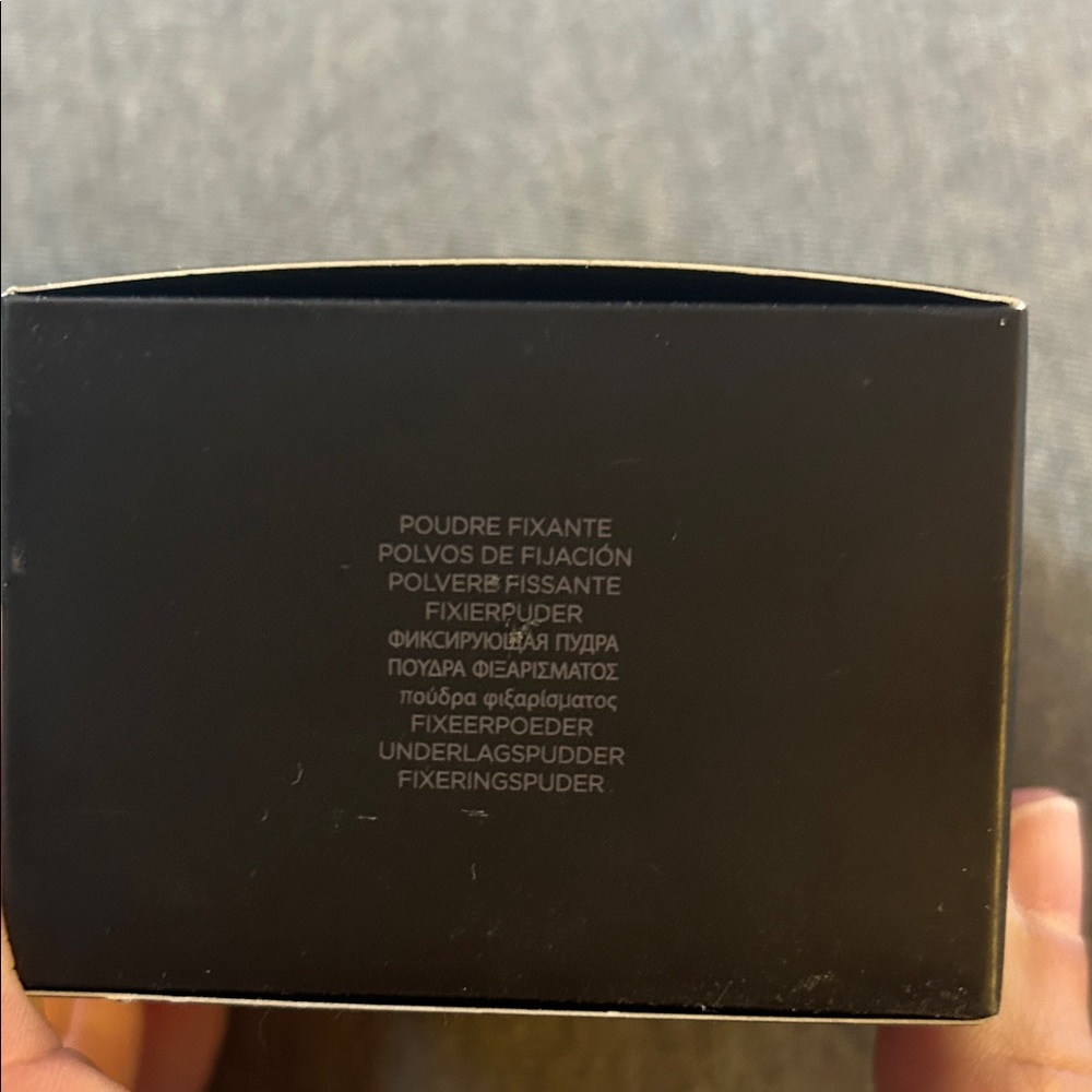 Laura Mercier Translucent Loose Setting Powder - Picture 3 of 9